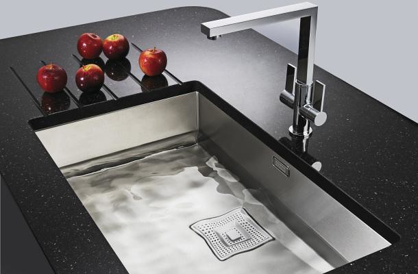Perfekte Küchenarmaturen für eine schöne zeitgenössische Küche