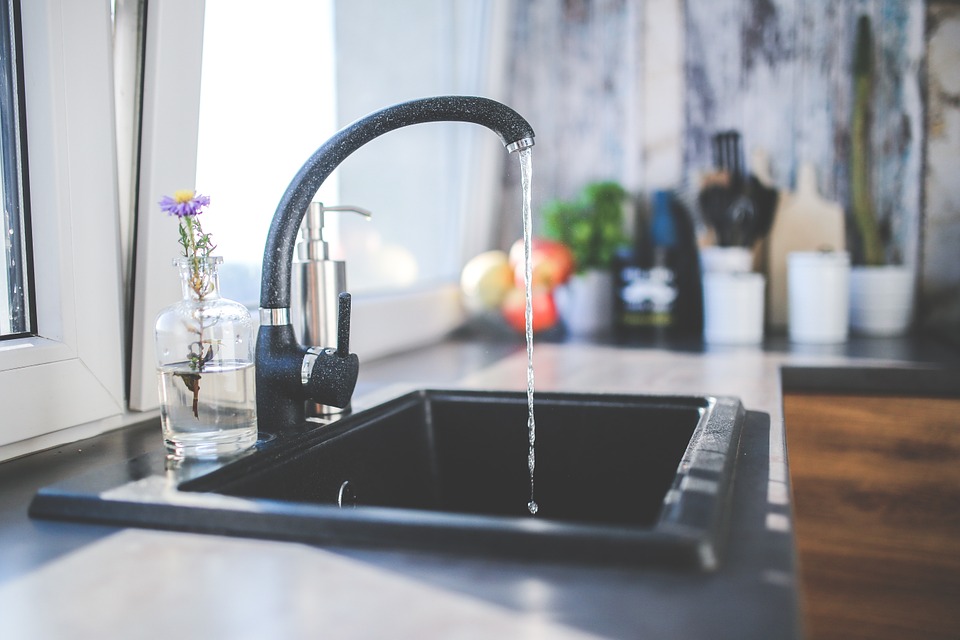 Ein einwandfrei funktionierender Wasserhahn ermöglicht die problemlose Nutzung von Küche und Bad.
